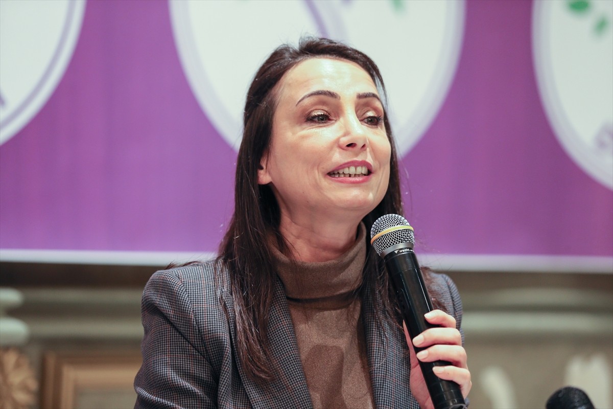 DEM Parti Eş Genel Başkanı Tülay Hatimoğulları, partisinin Kars 1. Olağanüstü İl Kongresi'ne...