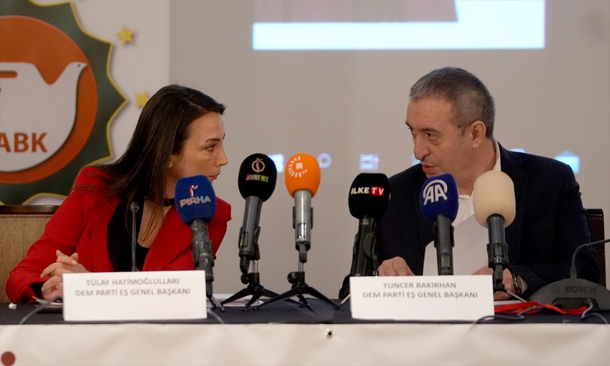 DEM Parti Eş Genel başkanları Tulay Hatımoğulları Oruç (solda) ve Tuncer Bakırhan (sağda), bazı...