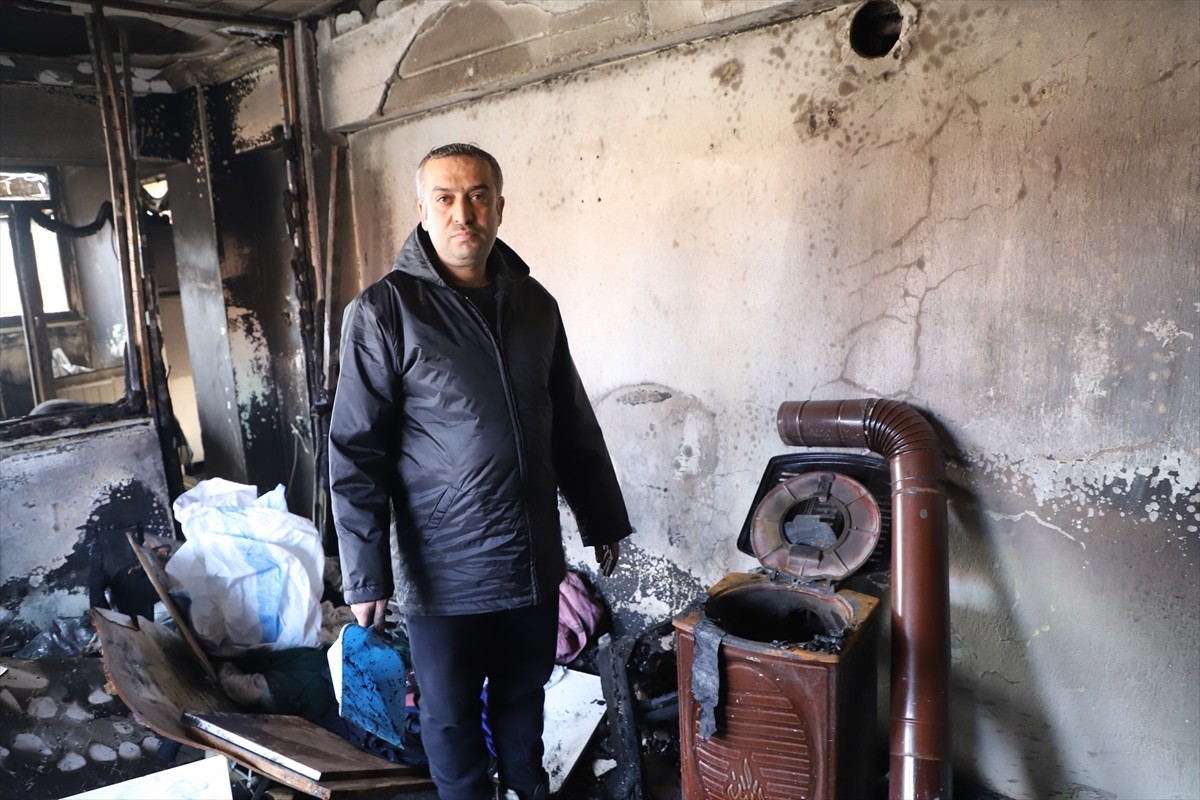 Denizli'nin Pamukkale ilçesinde bir evde çıkan yangında 1,5 yaşındaki çocuğunu camdan battaniyeye...