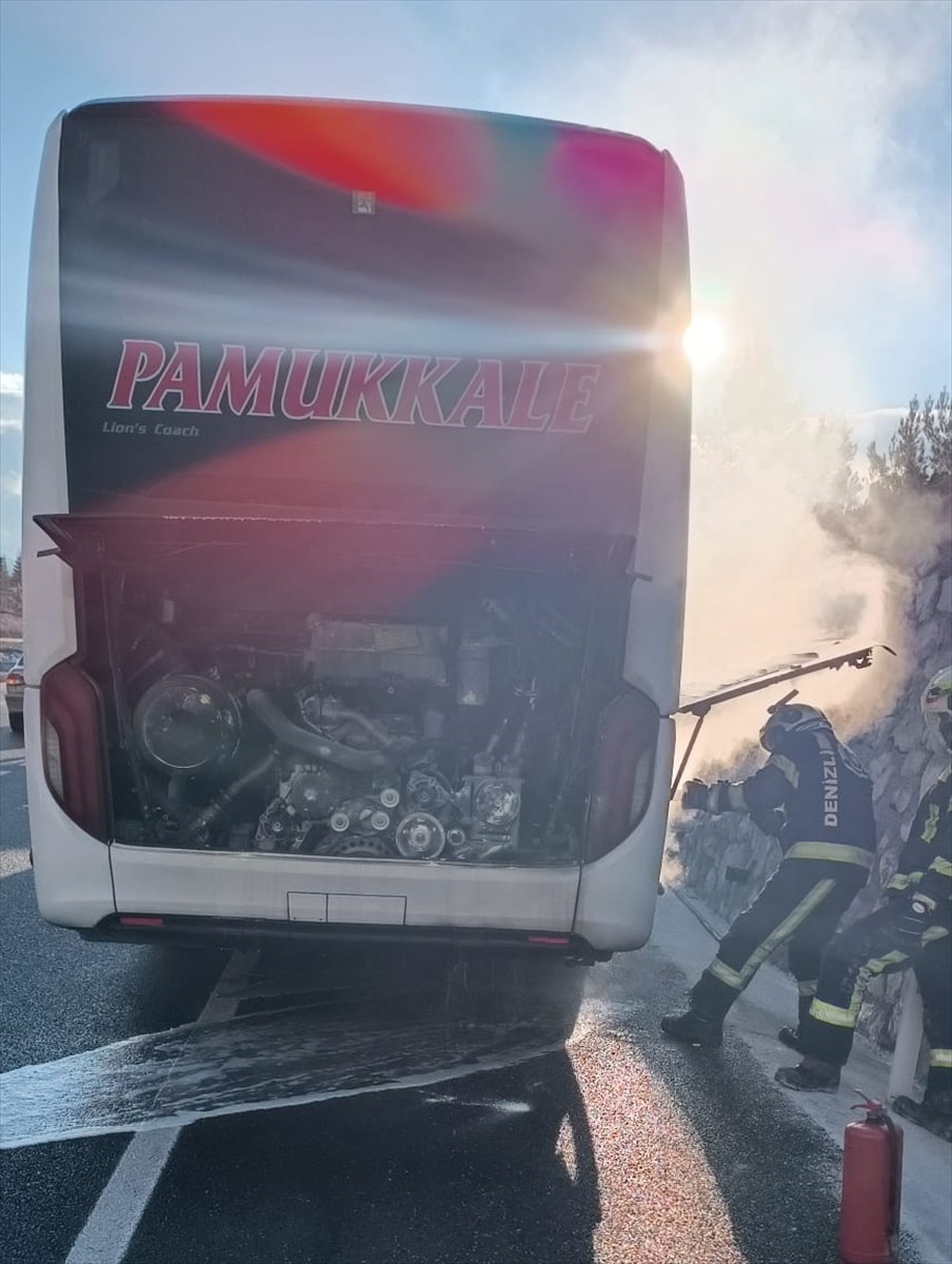 Denizli'nin Pamukkale ilçesinde seyir halindeki yolcu otobüsünün motor bölümünde çıkan yangın...