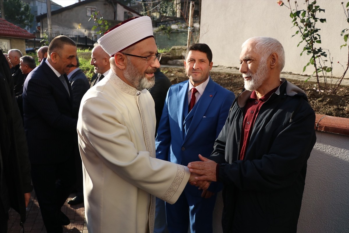 Diyanet İşleri Başkanı Ali Erbaş, bir dizi ziyaret ve program için geldiği Zonguldak'ta, Tepebaşı...