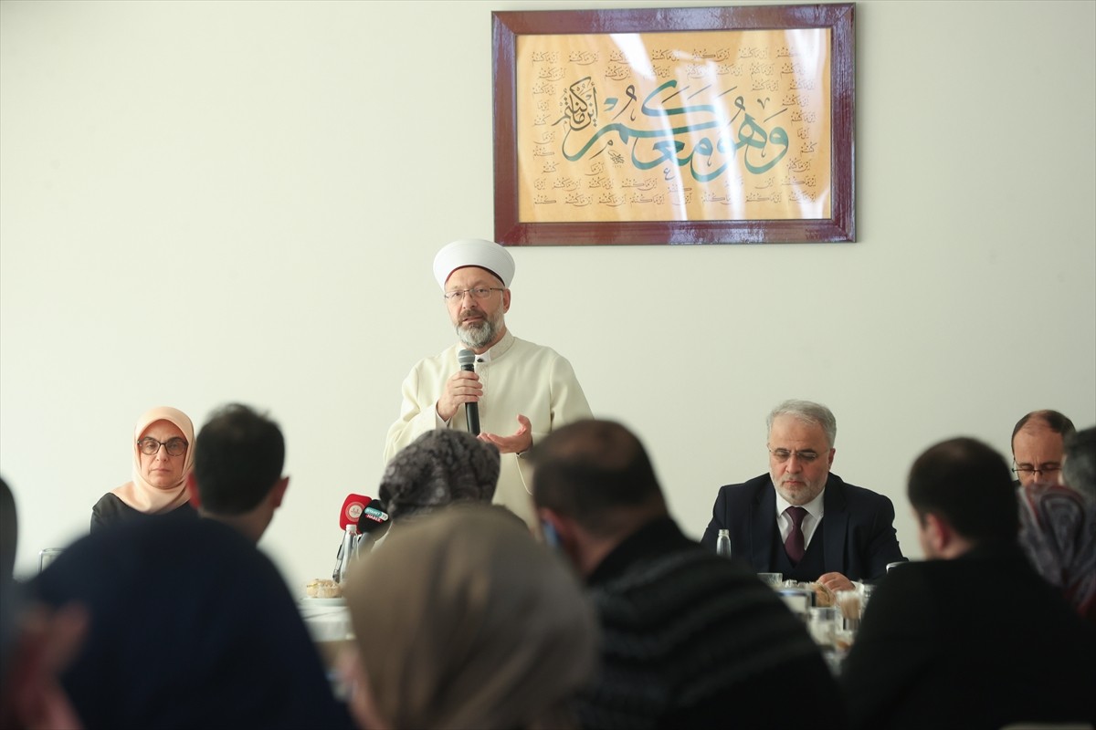 Diyanet İşleri Başkanı Ali Erbaş, Din Hizmetleri Genel Müdürlüğünün "Baba Okulu" projesinden...