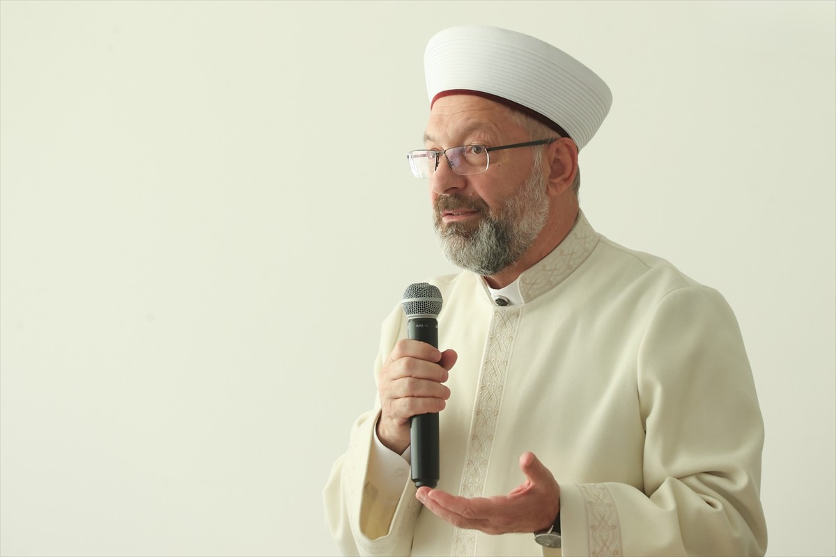Diyanet İşleri Başkanı Ali Erbaş, Din Hizmetleri Genel Müdürlüğünün "Baba Okulu" projesinden...