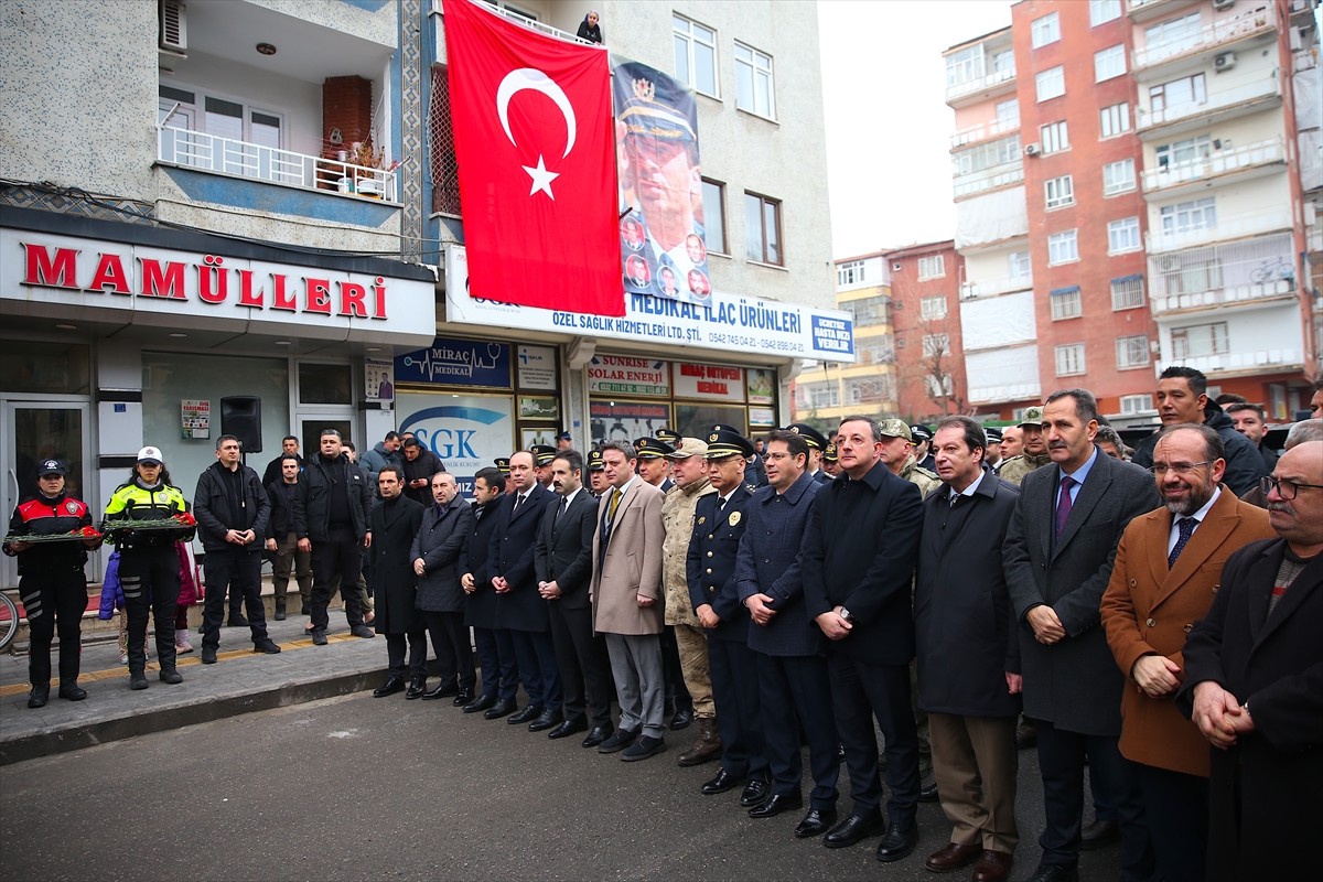 Diyarbakır'da 24 yıl önce silahlı saldırıda şehit edilen İl Emniyet Müdürü Ali Gaffar Okkan ve 5...
