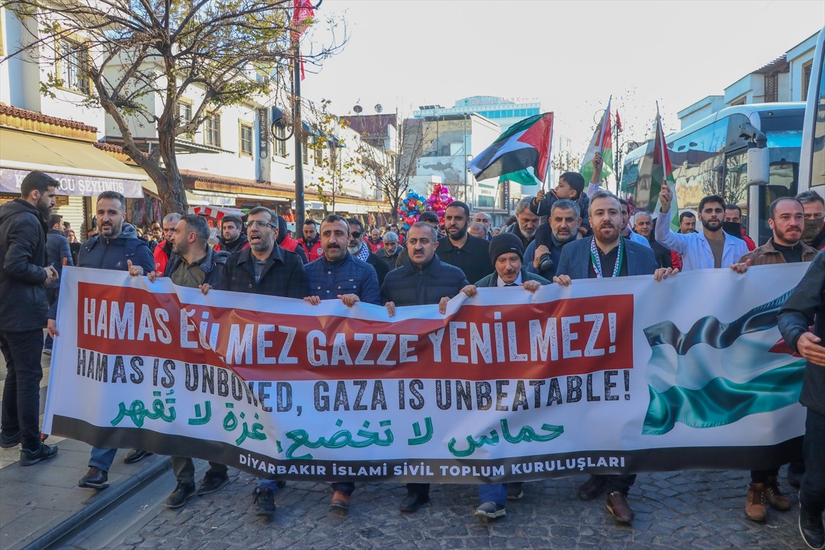 Diyarbakır'da sağlık çalışanları, İsrail ordusu tarafından alıkonulan Gazze Şeridi'nin kuzeyindeki...
