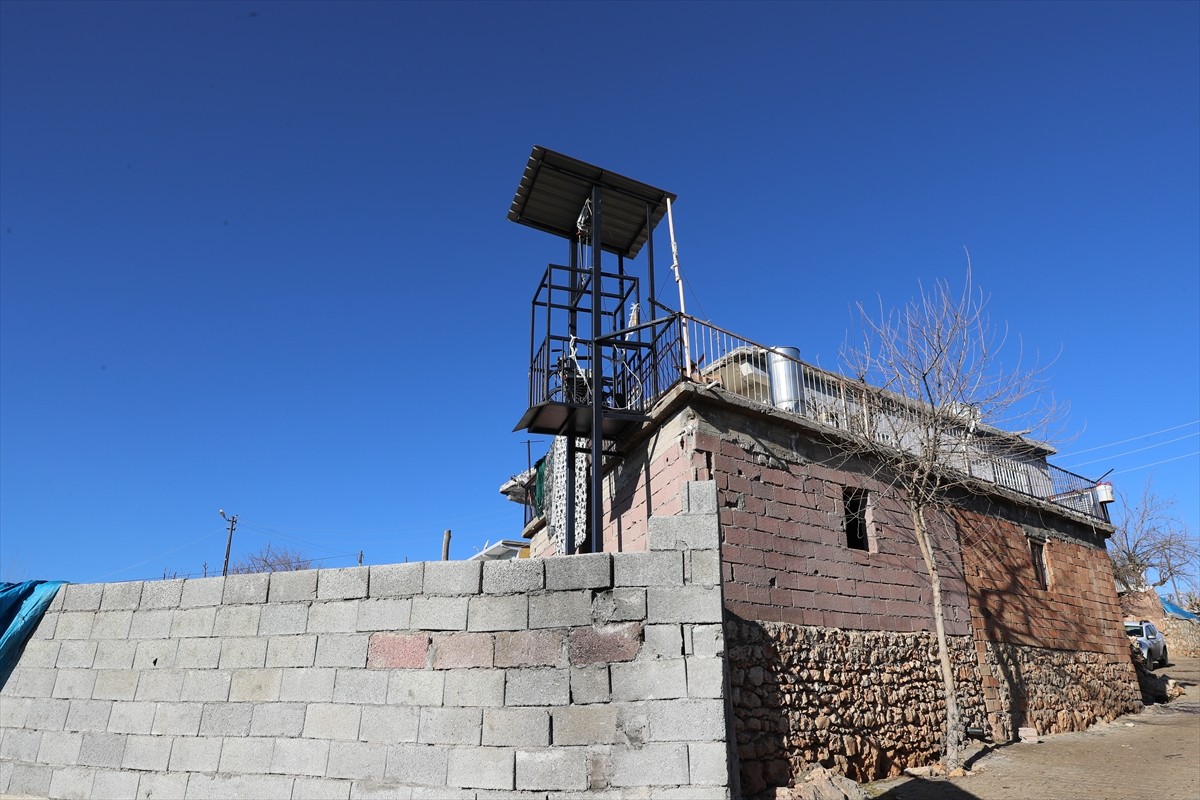 Diyarbakır'ın Eğil ilçesinde bedensel engelli 56 yaşındaki Ahmet Günay'ın evine belediye...