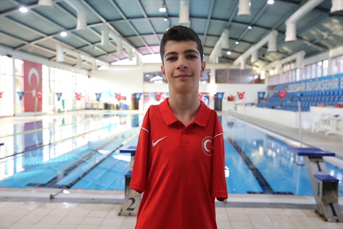 Doğuştan kolları olmayan Eskişehirli 15 yaşındaki para yüzücü Baran Doruk Şimşek, milli takım...