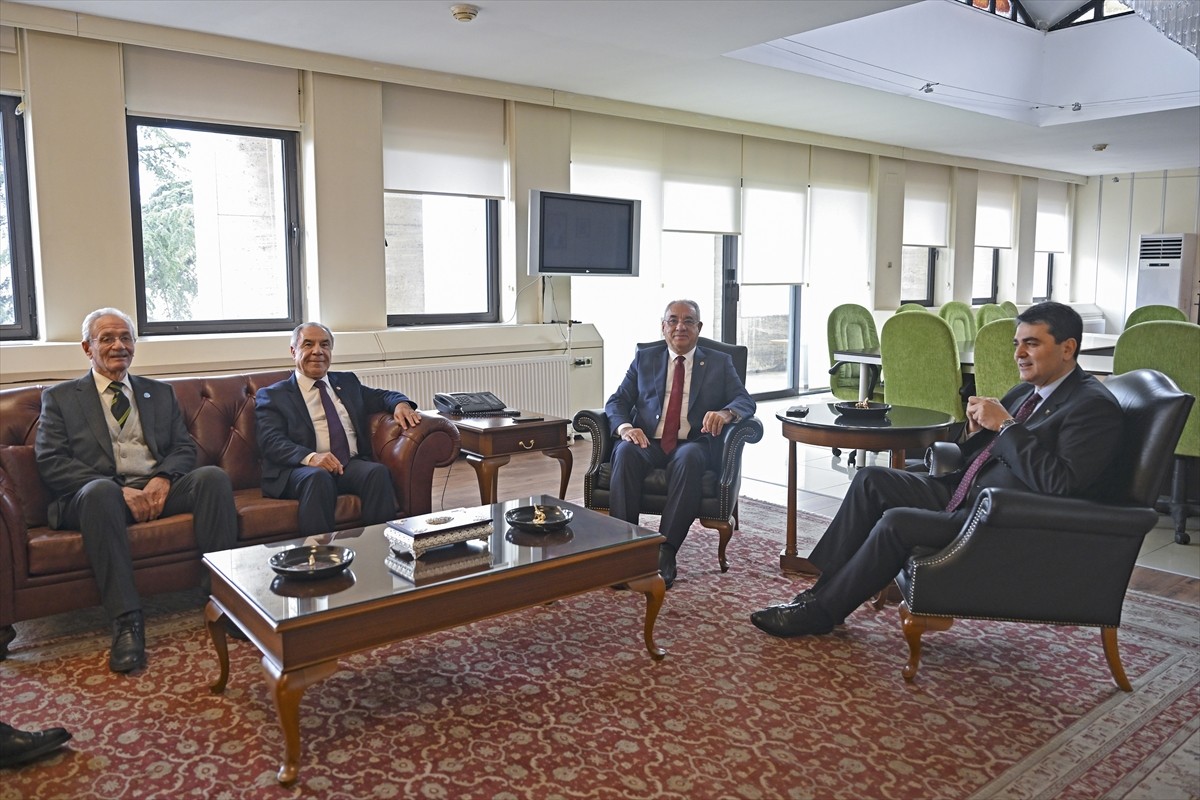 DSP Genel Başkanı Önder Aksakal (solda), Demokrat Parti (DP) Genel Başkanı Gültekin Uysal'ı...