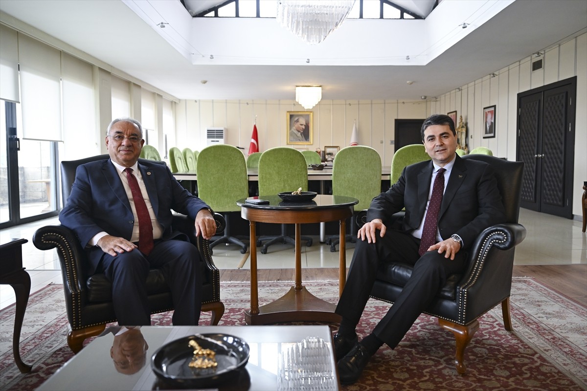 DSP Genel Başkanı Önder Aksakal (solda), Demokrat Parti (DP) Genel Başkanı Gültekin Uysal'ı...