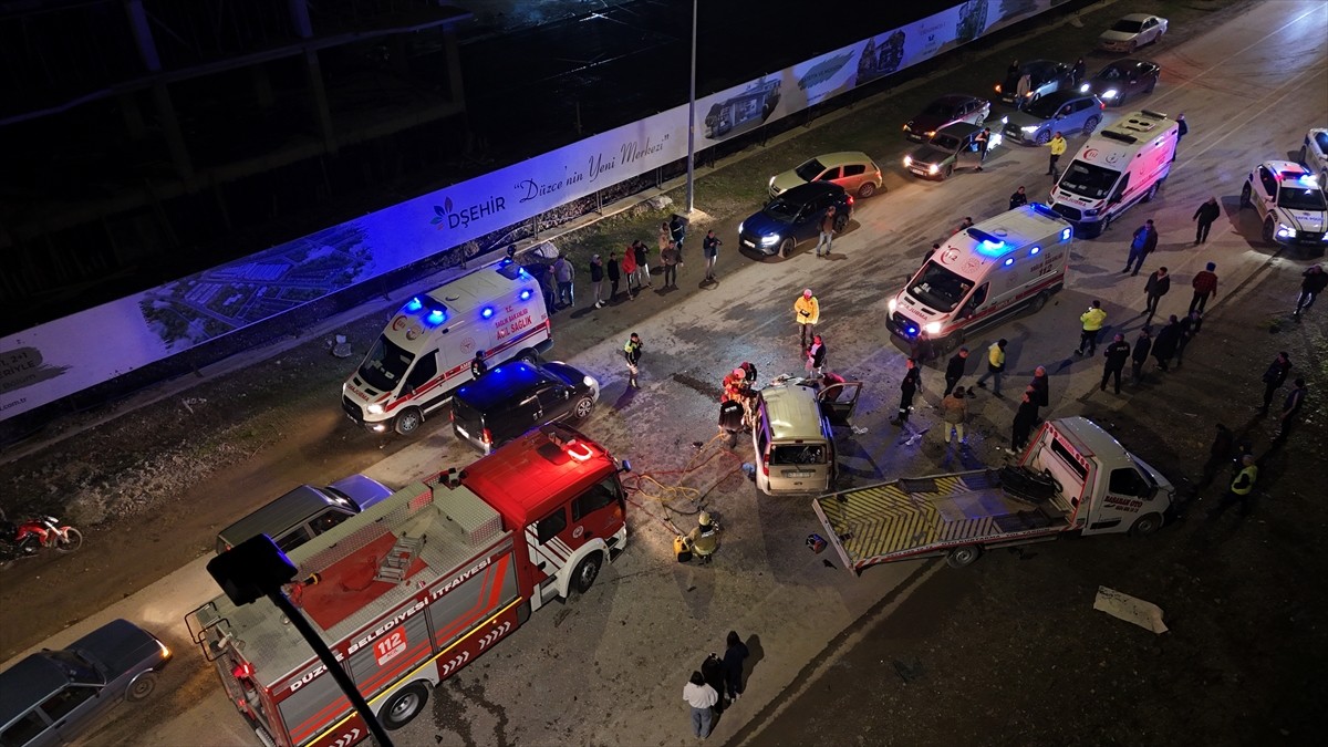 Düzce'de 3 aracın karıştığı kazada 6 kişi yaralandı. Ekipler kaza mahallinde çalışma...