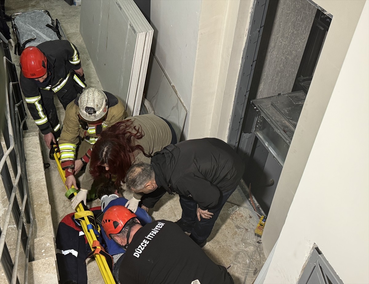 Düzce'de, tamir ettikleri asansörün düşmesi sonucu yaralanan 3 işçi hastaneye kaldırıldı. Olay...