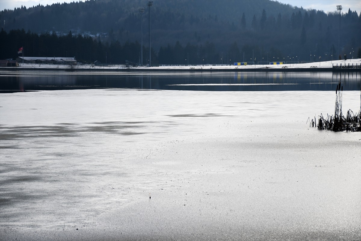Düzce'nin Kaynaşlı ilçesindeki Topuk Yaylası Göleti'nin bir kısmı buz tuttu.