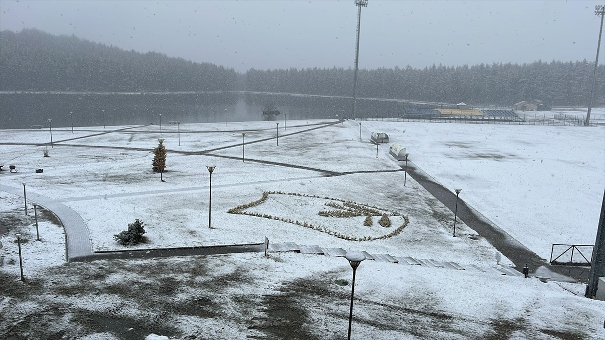 Düzce'nin yüksek kesimlerindeki yaylalar, kar yağışının ardından beyaza büründü.