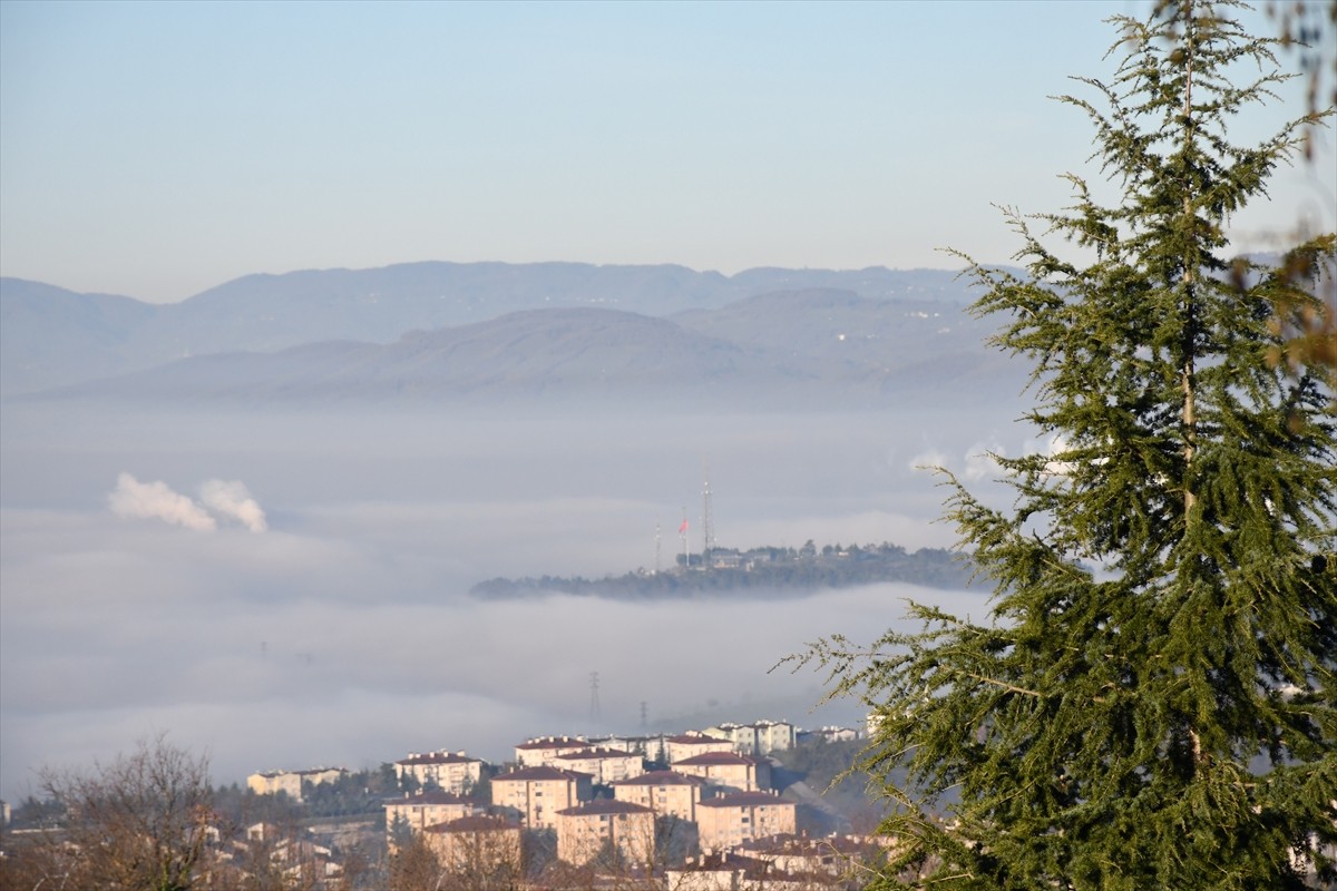Düzce Ovası'nı kaplayan sis Kalıcı Konutlar bölgesinin yüksek kesimlerinden görüntülendi.