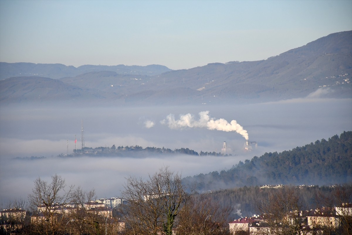 Düzce Ovası'nı kaplayan sis Kalıcı Konutlar bölgesinin yüksek kesimlerinden görüntülendi.