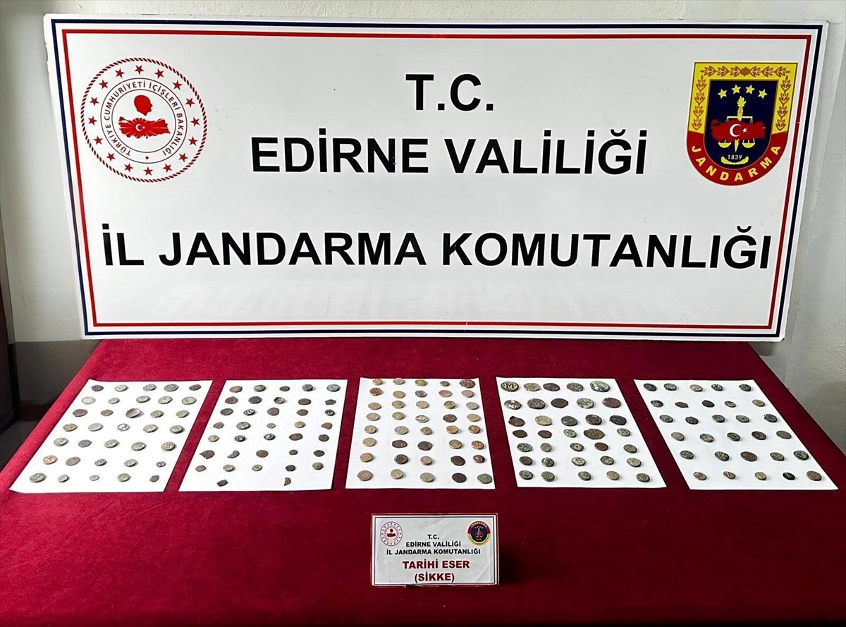  Edirne'de durdurulan otobüsteki yolcunun üzerinde yapılan aramada çok sayıda sikke ele...