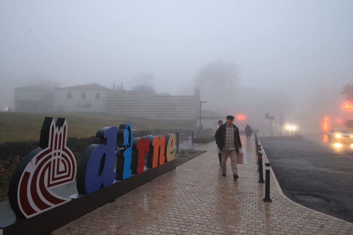  Edirne'de sis dünden beri etkili olmaya devam ediyor. Sis nedeniyle görüş mesafesi yer yer 30...