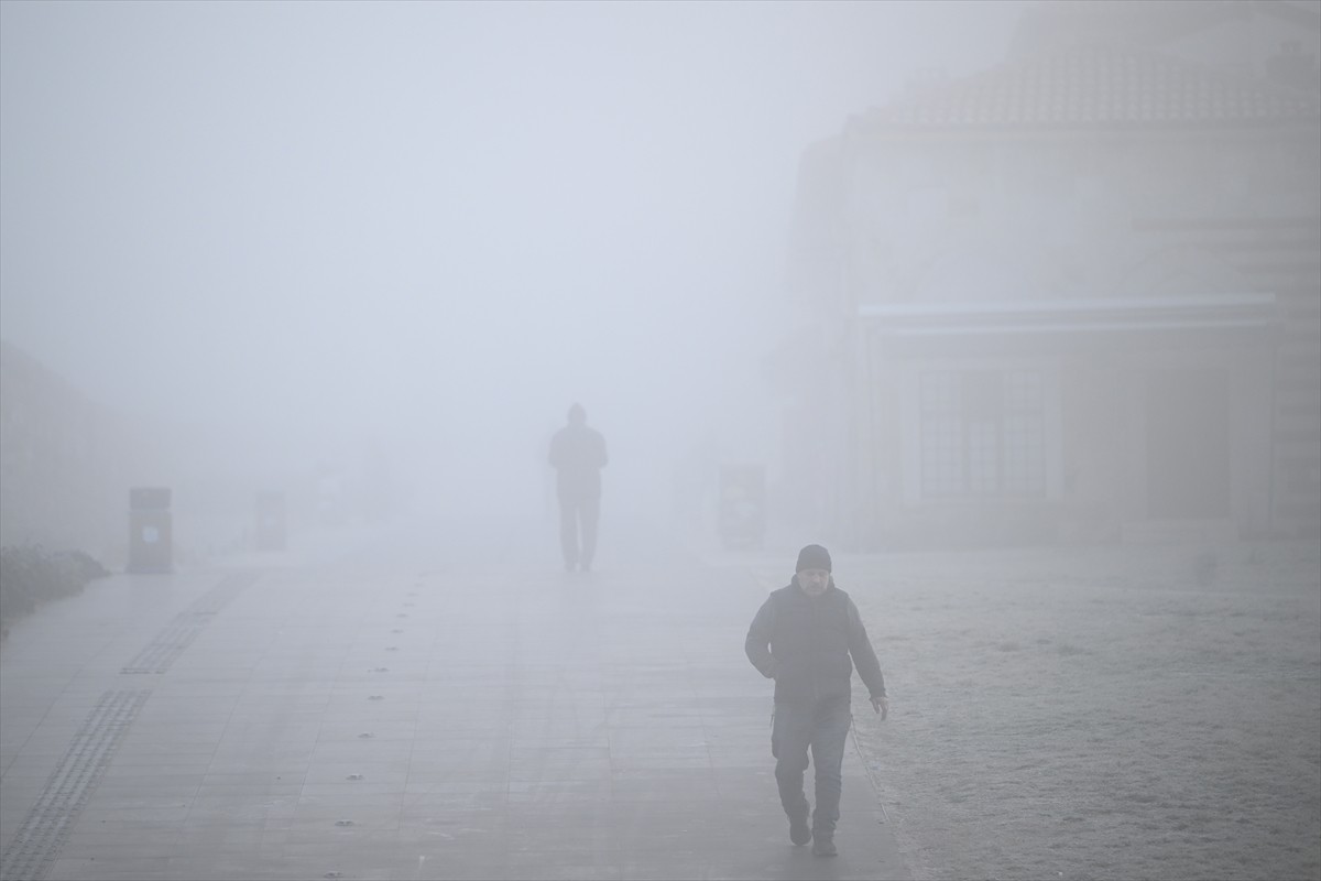 Edirne'de sis hayatı olumsuz etkiledi. Sis nedeniyle kentin yüksek kesimlerinde görüş mesafesi yer...