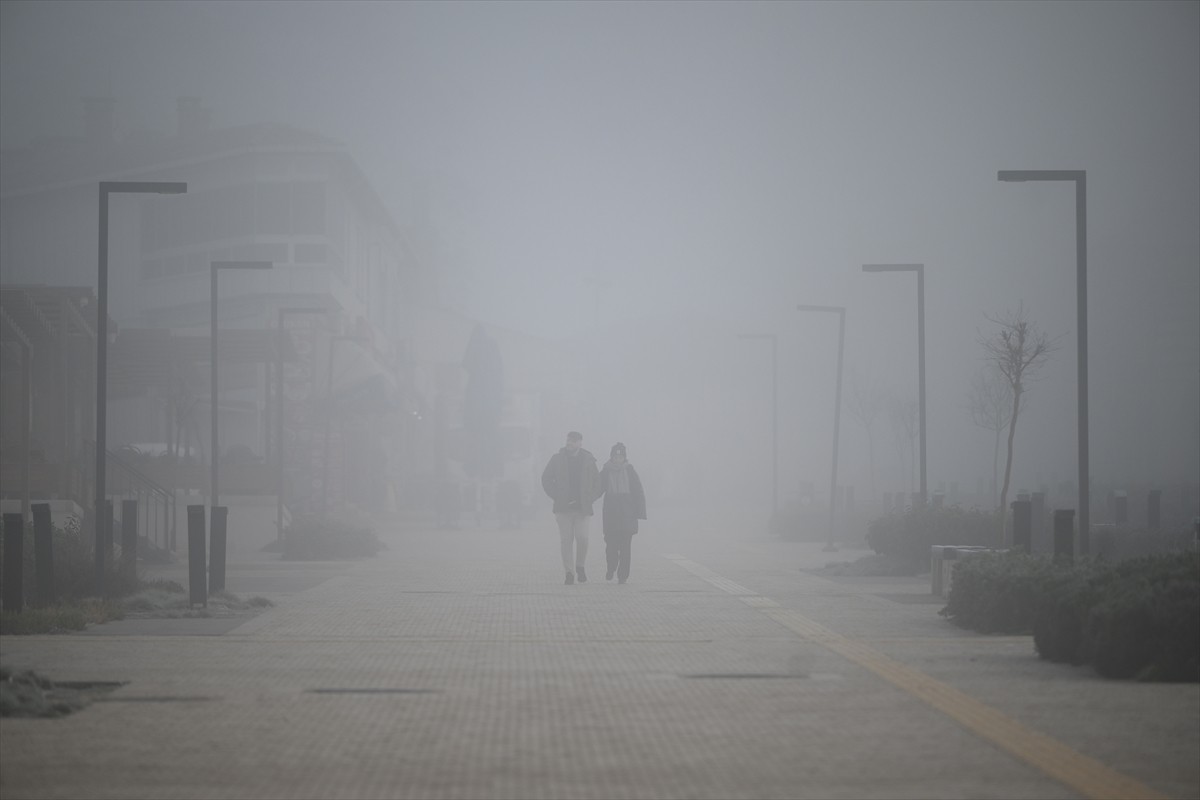 Edirne'de sis hayatı olumsuz etkiledi. Sis nedeniyle kentin yüksek kesimlerinde görüş mesafesi yer...