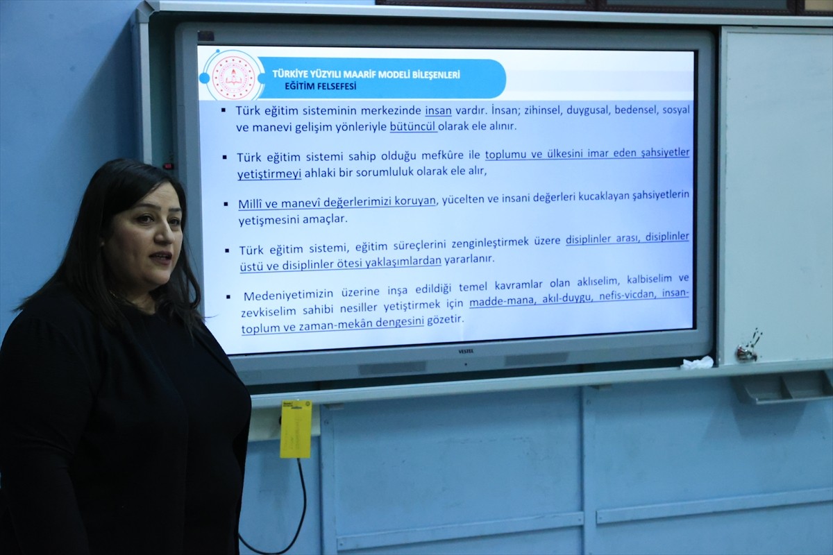 Edirne'de, velilerin çocuklarının eğitim sürecine daha fazla katılmalarını sağlamak amacıyla...