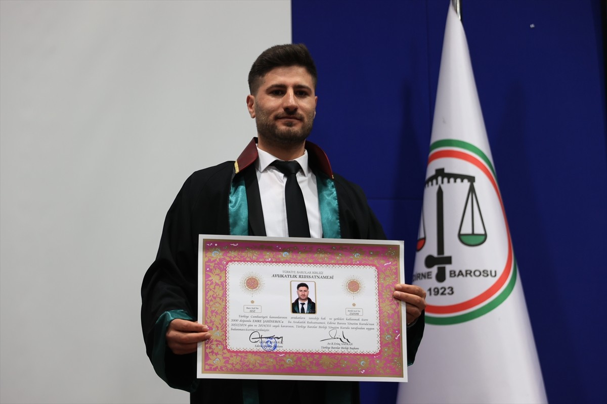 Edirne Adliyesi'nde mübaşir olarak görev yapan Emre Şahinerol (fotoğrafta), hukuk fakültesinden...