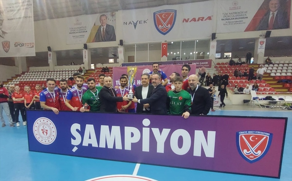 Erkekler Salon Hokeyi Süper Lig Süper Final müsabakasında Nevşehir Belediye SK'yi yenen Gaziantep...