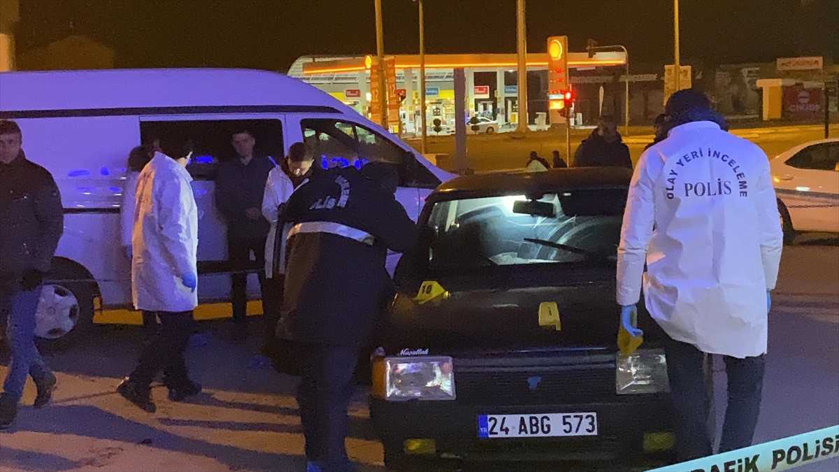 Erzincan'da çıkan bıçaklı kavgada 1 kişi hayatını kaybetti.
