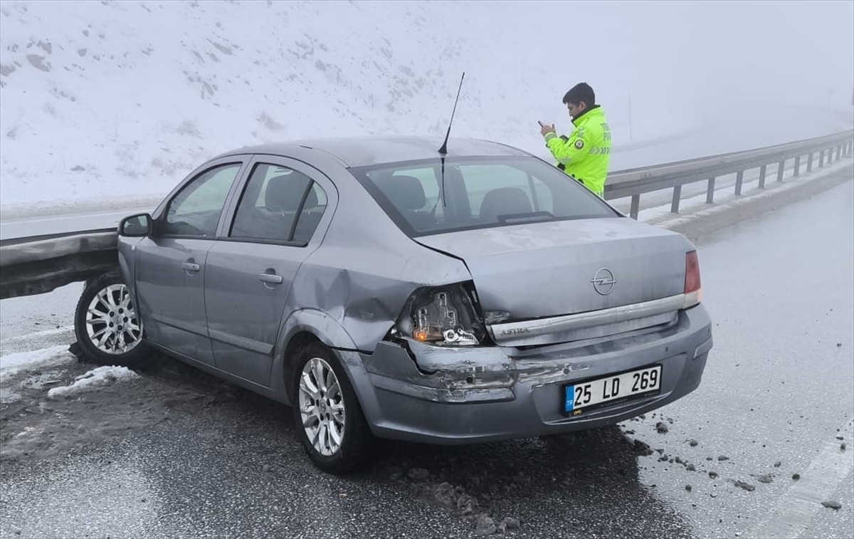 Erzincan'da otomobilin bariyerlere çarpması sonucu 3 kişi yaralandı.