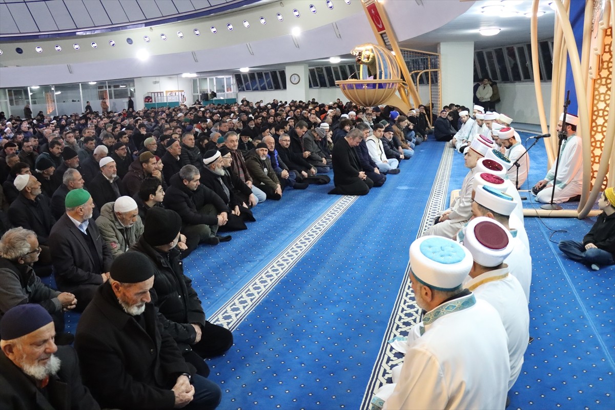 Erzincan’da sabah namazında bir araya gelen vatandaşlar, Filistin halkına destek için yürüyüş...