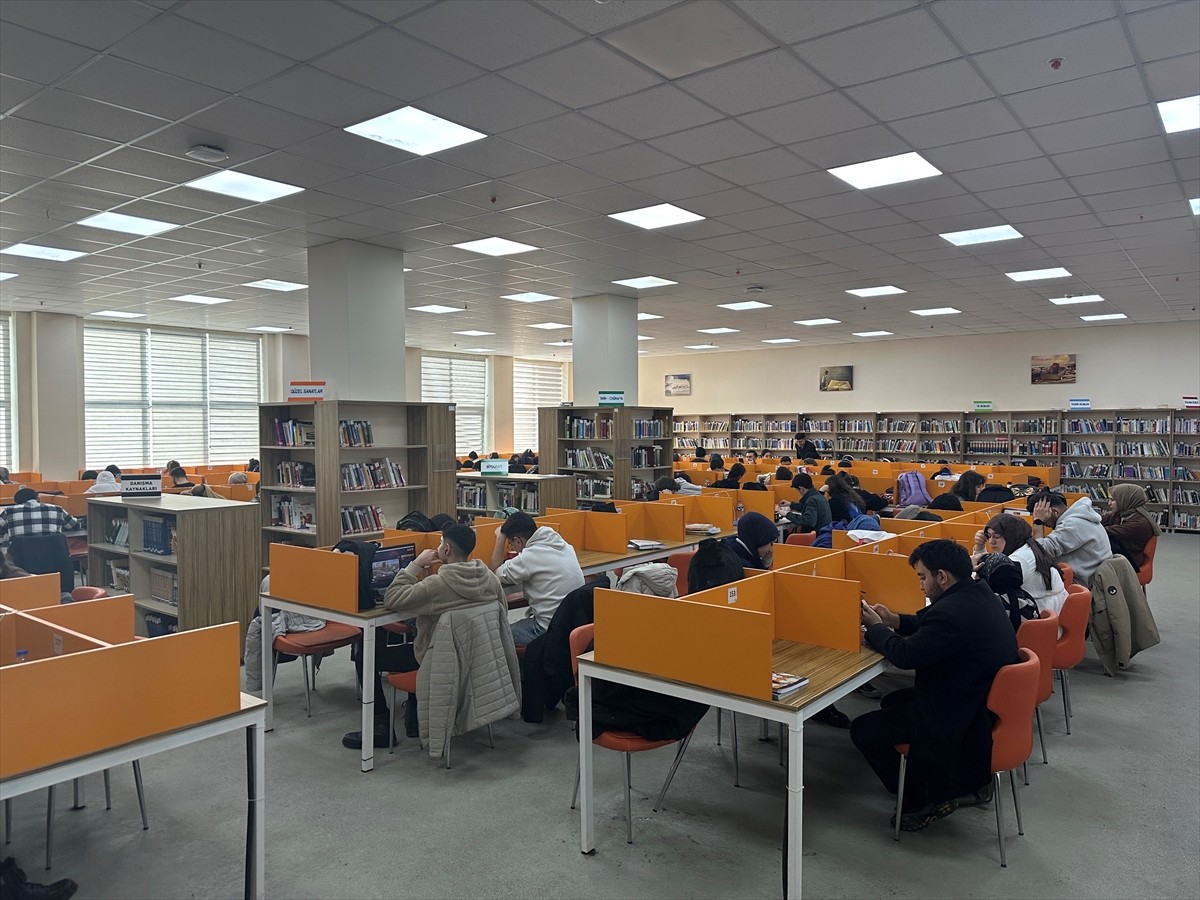 Erzurum'da 5 yıldır hizmet veren ve ülkenin sayılı halk kütüphaneleri arasında gösterilen İsmail...