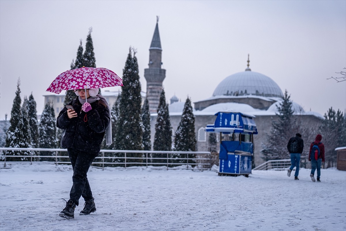 Erzurum'da dün akşam etkili olan kar yağışı, etrafı beyaza bürüdü.