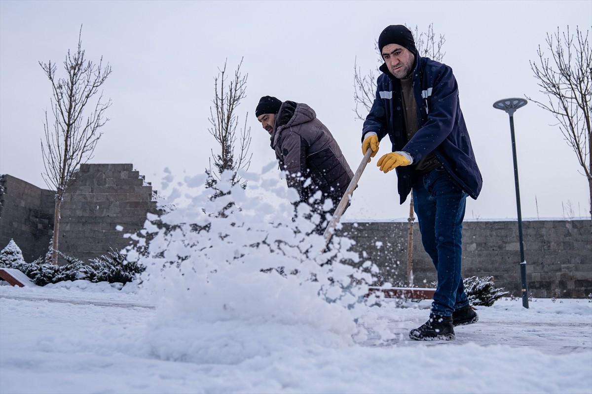 Erzurum'da dün akşam etkili olan kar yağışı, etrafı beyaza bürüdü.