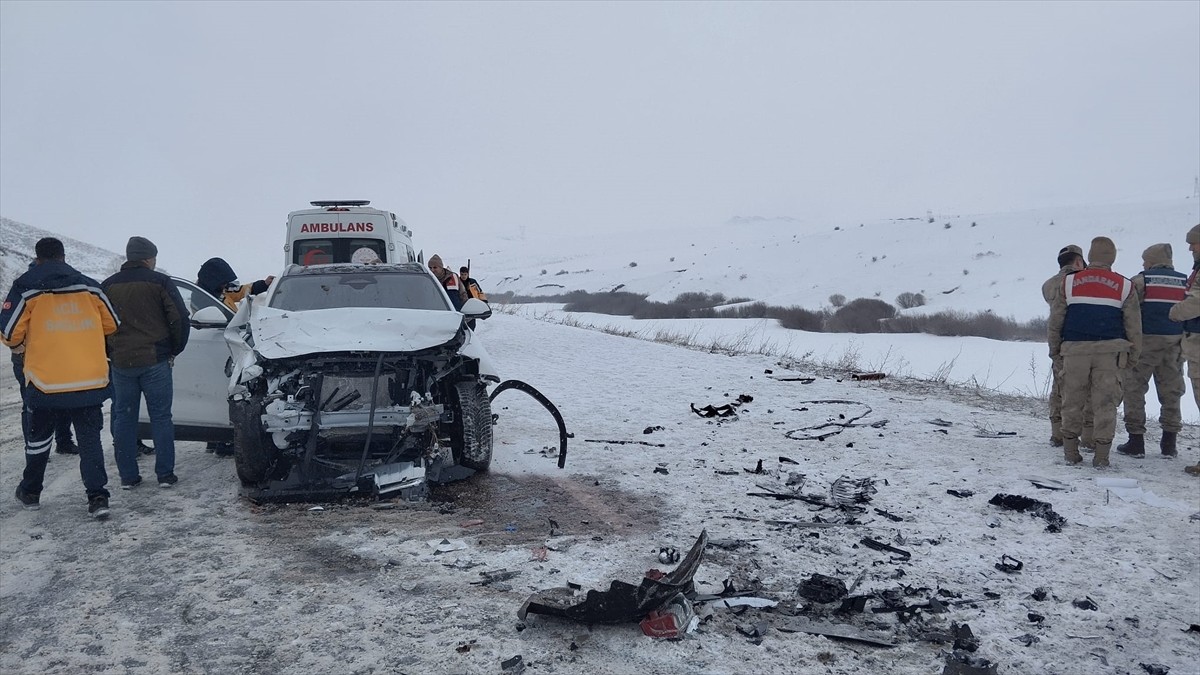 Erzurum'da iki aracın çarpışması sonucu 2 kişi hayatını kaybetti, 3 kişi yaralandı. İhbar üzerine...
