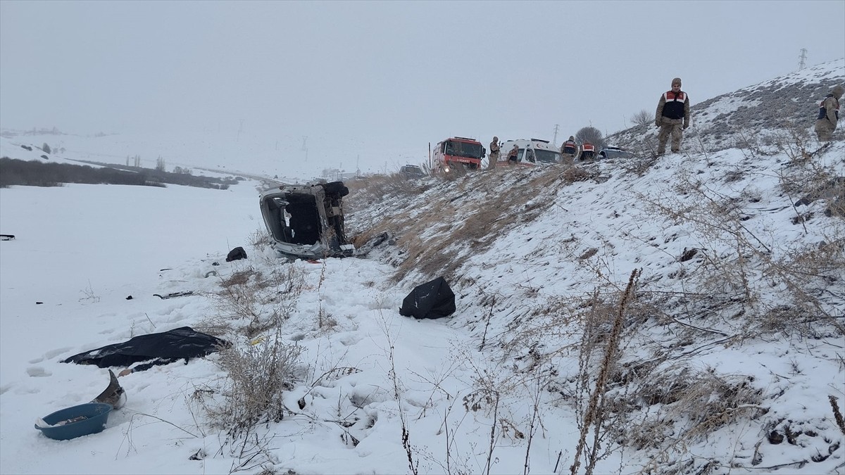 Erzurum'da iki aracın çarpışması sonucu 2 kişi hayatını kaybetti, 3 kişi yaralandı. İhbar üzerine...