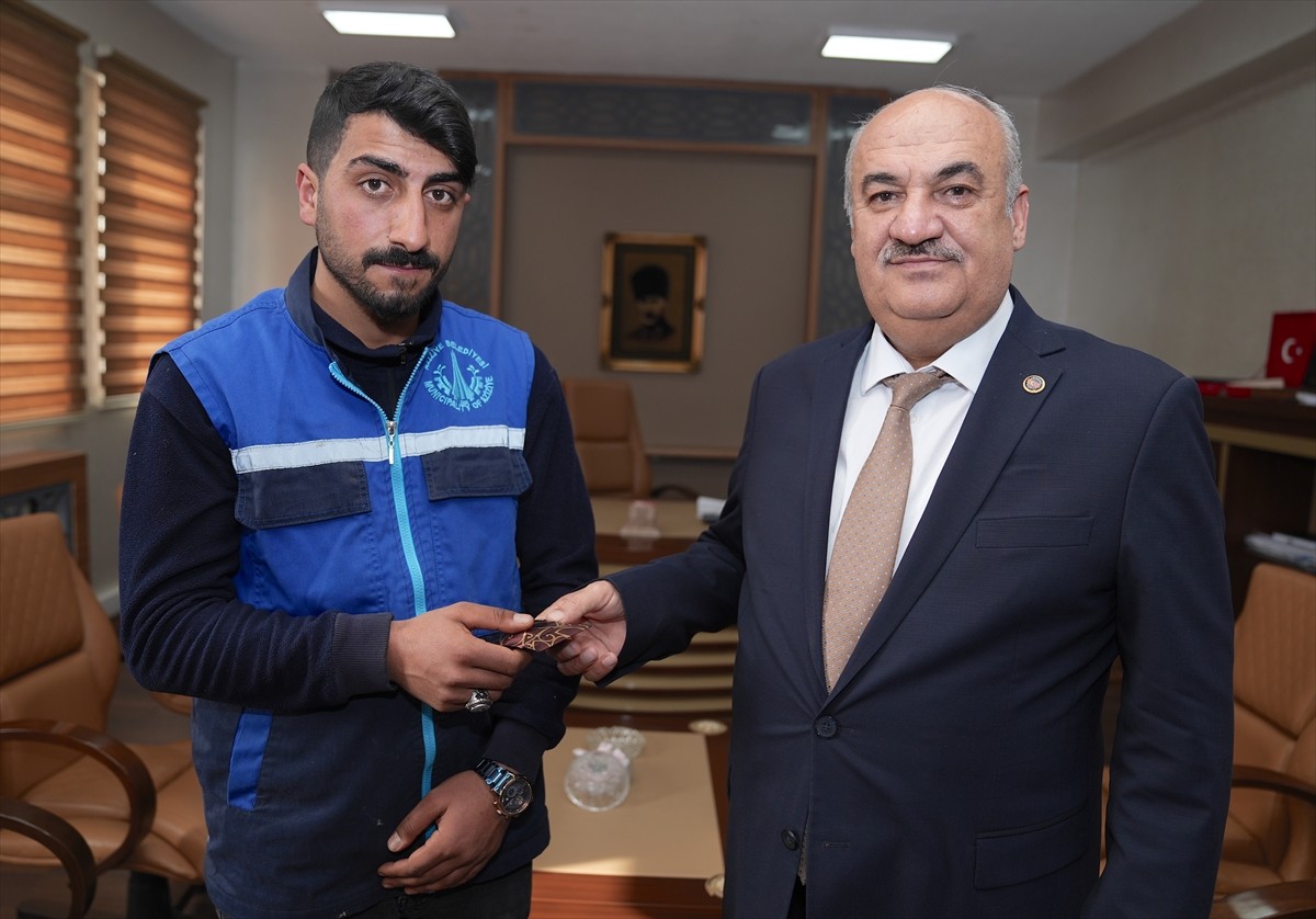 Erzurum'un Aziziye ilçesinde bir temizlik işçisi, çalışırken çöp bidonunun yanında bulduğu...