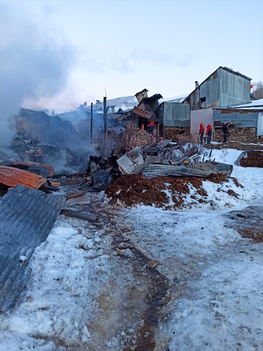 Erzurum'un İspir ilçesinde çıkan yangında 6 ev ve bazı ahırlar kullanılamaz hale geldi. 