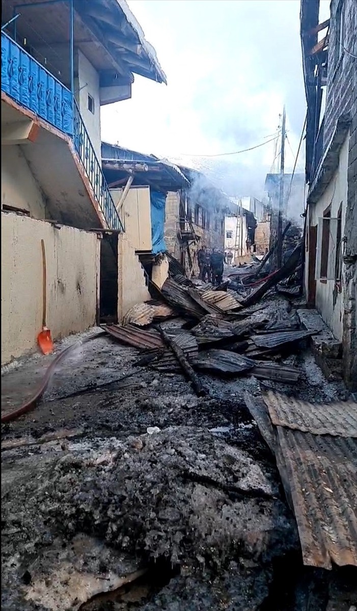 Erzurum'un İspir ilçesinde çıkan yangında 6 ev ve bazı ahırlar kullanılamaz hale geldi. 