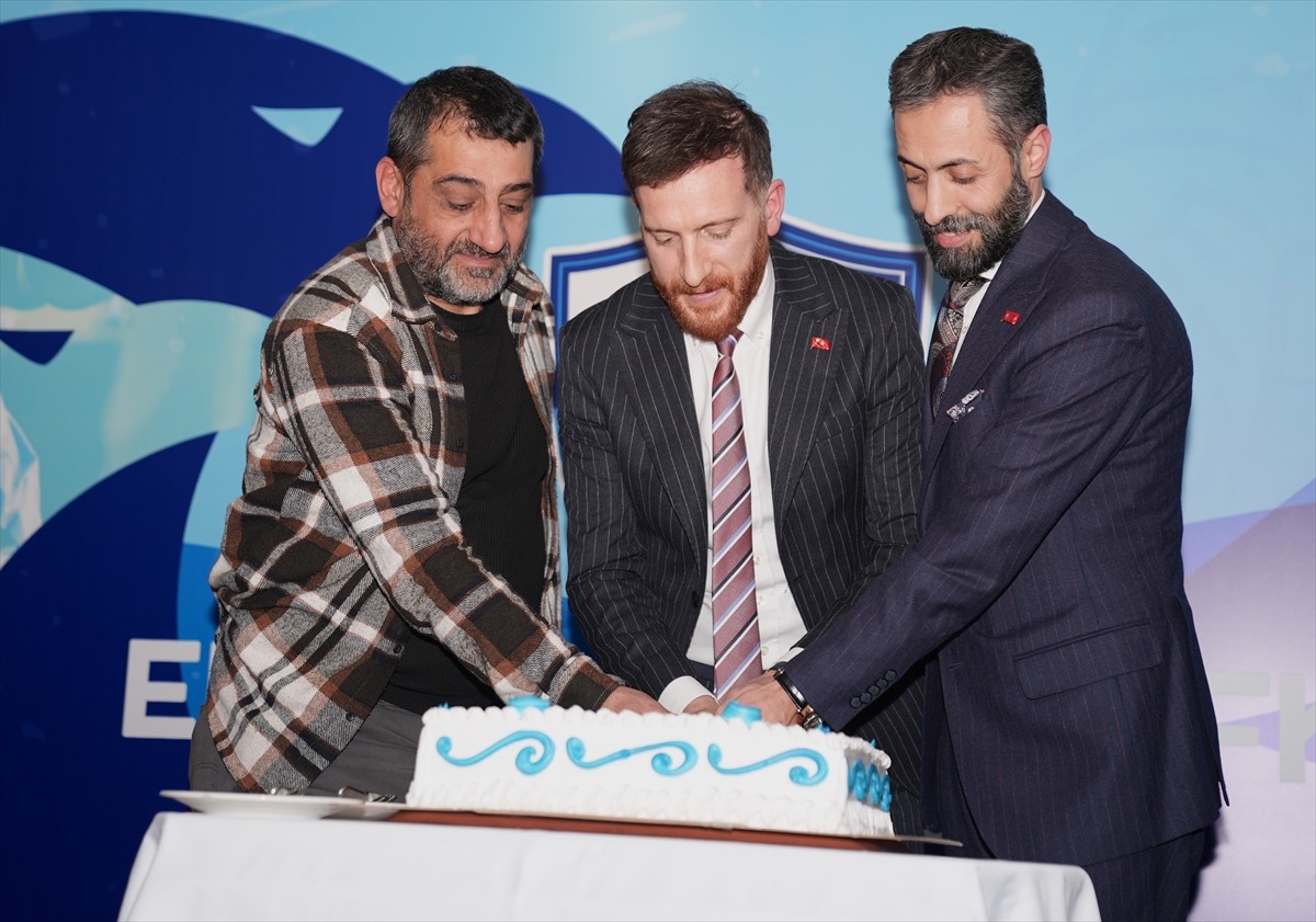 Erzurumspor Futbol Kulübü Başkanı Ahmet Dal, kentteki bir otelde basın toplantısı düzenleyerek...