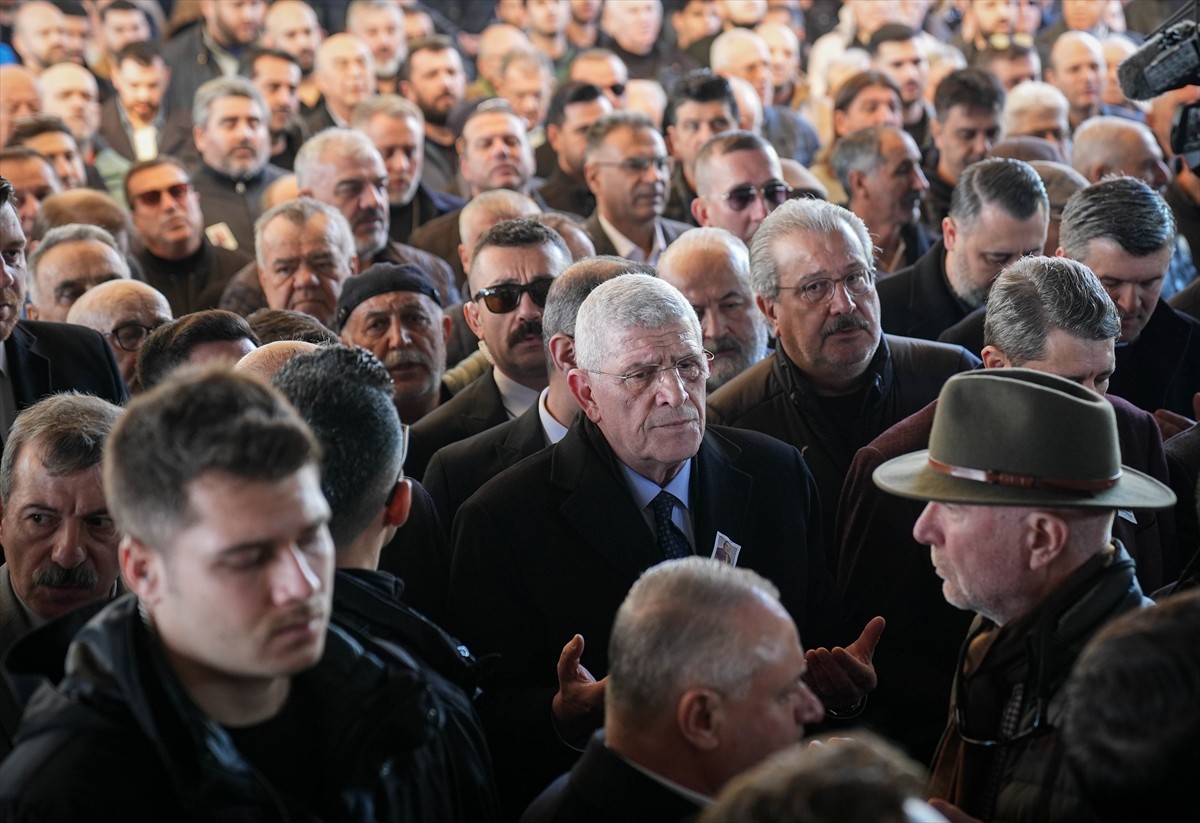 Eski MHP İzmir Milletvekili Yusuf Kırkpınar'ın cenazesi Karşıyaka ilçesindeki Bostanlı Beşikçioğlu...