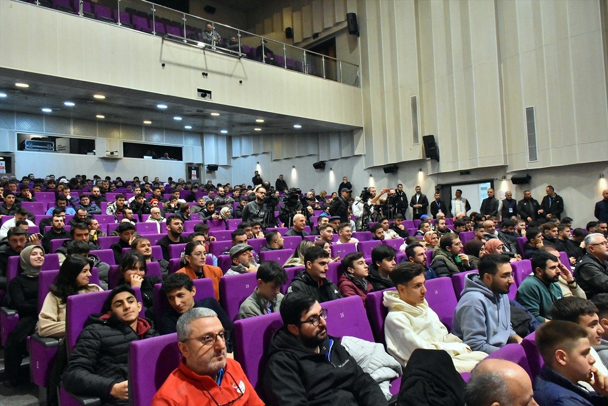 Eski Trabzonsporlu futbolcu Burak Yılmaz, Trabzon Büyükşehir Belediyesi tarafından Hamamizade...