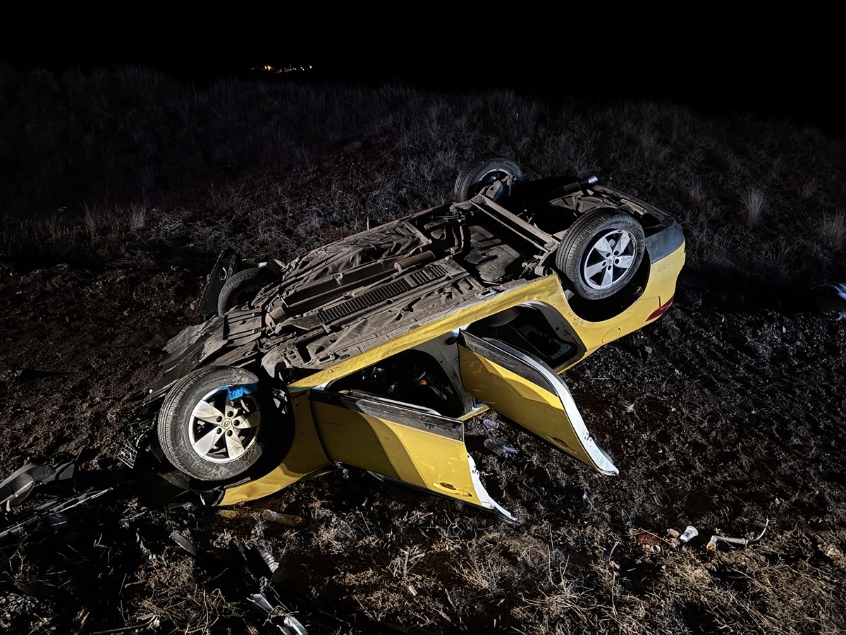 Eskişehir'in Seyitgazi ilçesinde 2 otomobilin çarpışması sonucu 1 kişi öldü, 5 kişi...