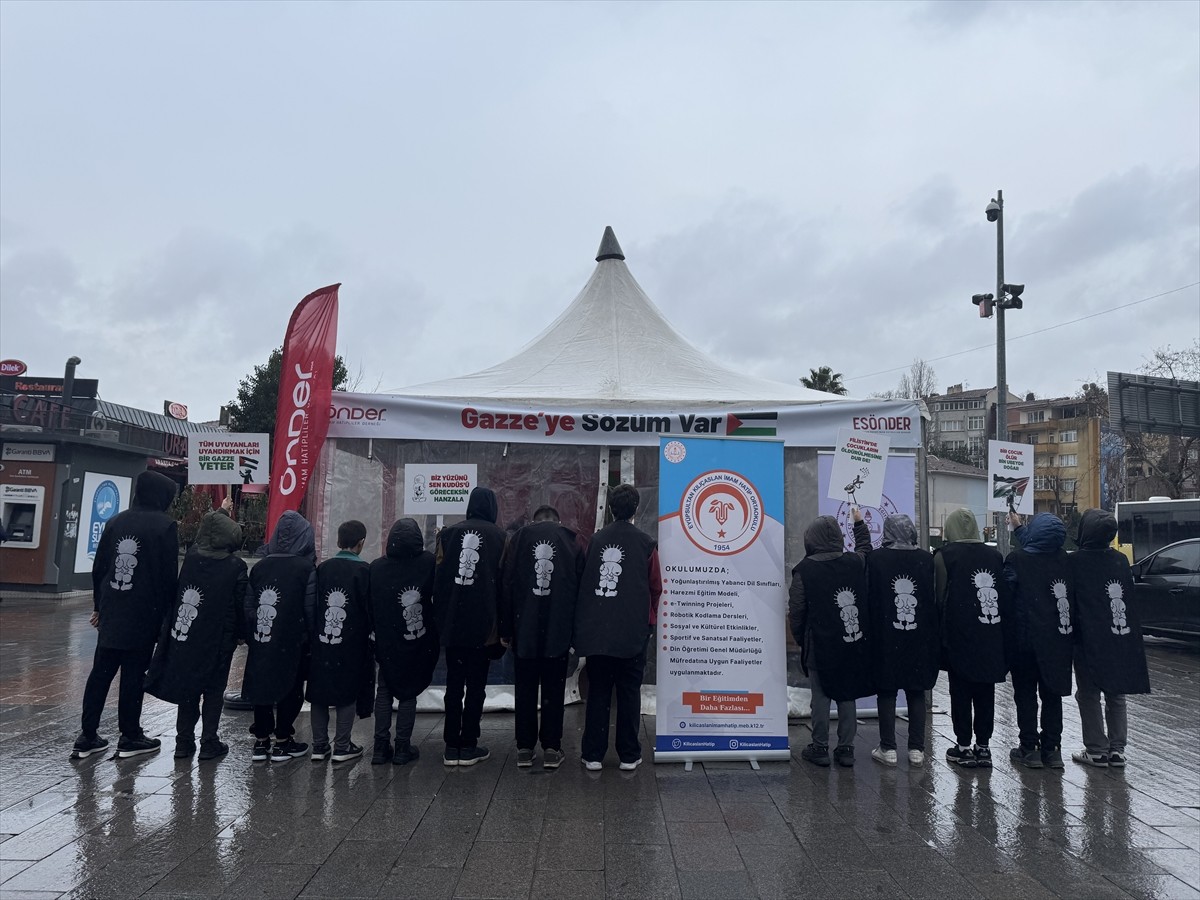 Eyüpsultan ÖNDER İmam Hatipliler Derneğinin "Gazze'ye Sözüm Var" etkinliği için kurulan çadıra...