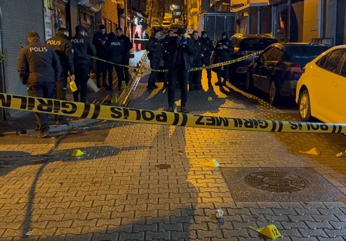 Fatih'te çıkan silahlı kavgada vurulan kişi hayatını kaybetti. İhbar üzerine adrese polis ve...