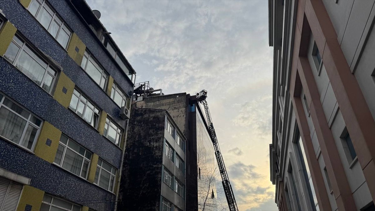 Fatih'te lokantanın bacasında çıkan yangın, itfaiye ekiplerince söndürüldü.