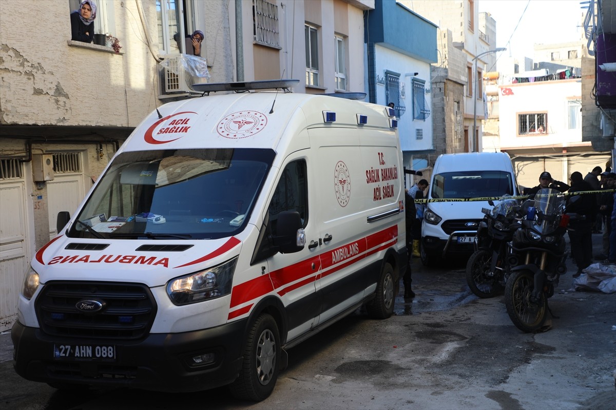 Gaziantep'in Nizip ilçesinde iki katlı evde çıkan yangında 1 yaşındaki Aras ile 2,5 yaşındaki...