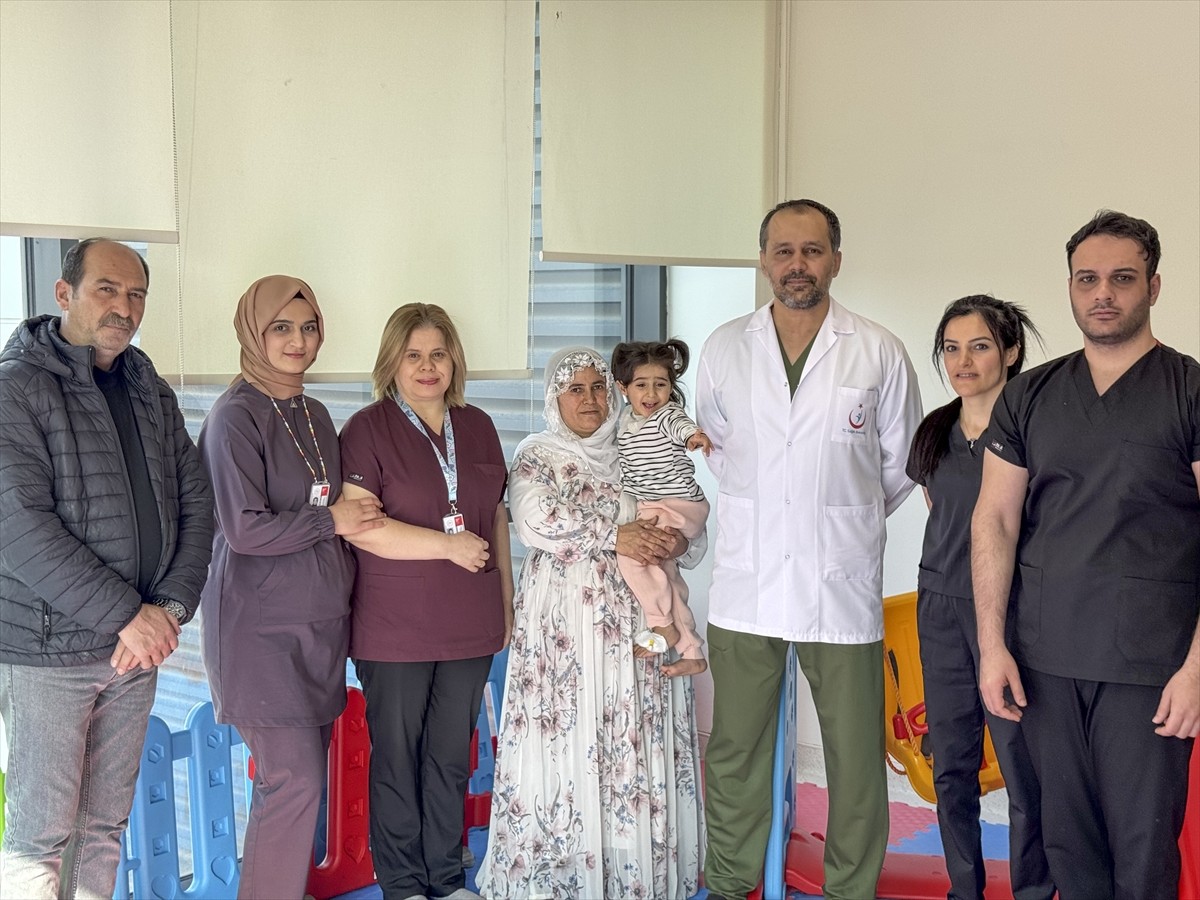 Gaziantep'te 3 yaşındaki işitme engelli Yüsra Gültekin, beyin sapı implantı sayesinde ilk kez...