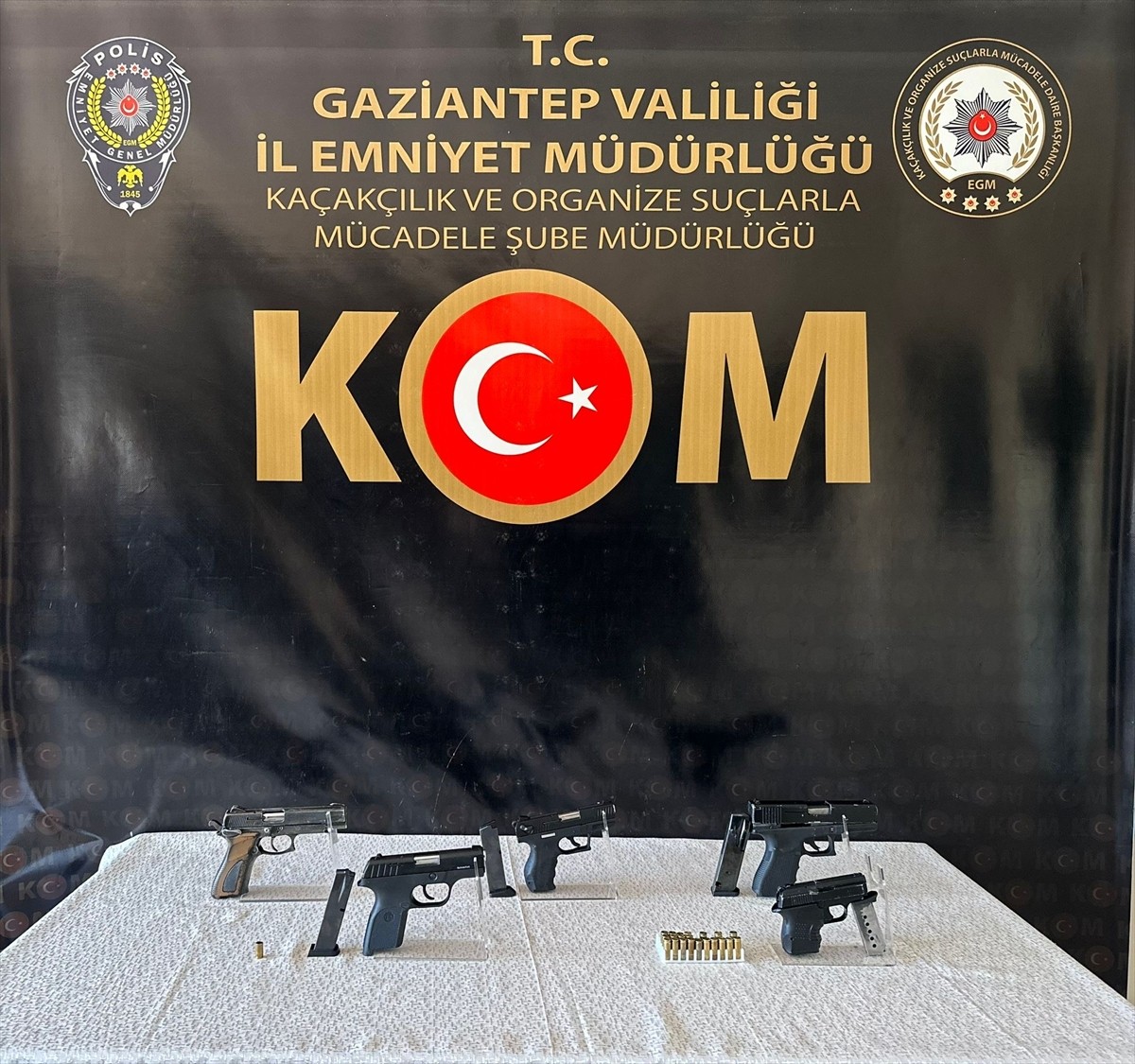 Gaziantep'te silah kaçakçılarına yönelik operasyonda 4 şüpheli gözaltına alındı. Ekiplerce, bir...