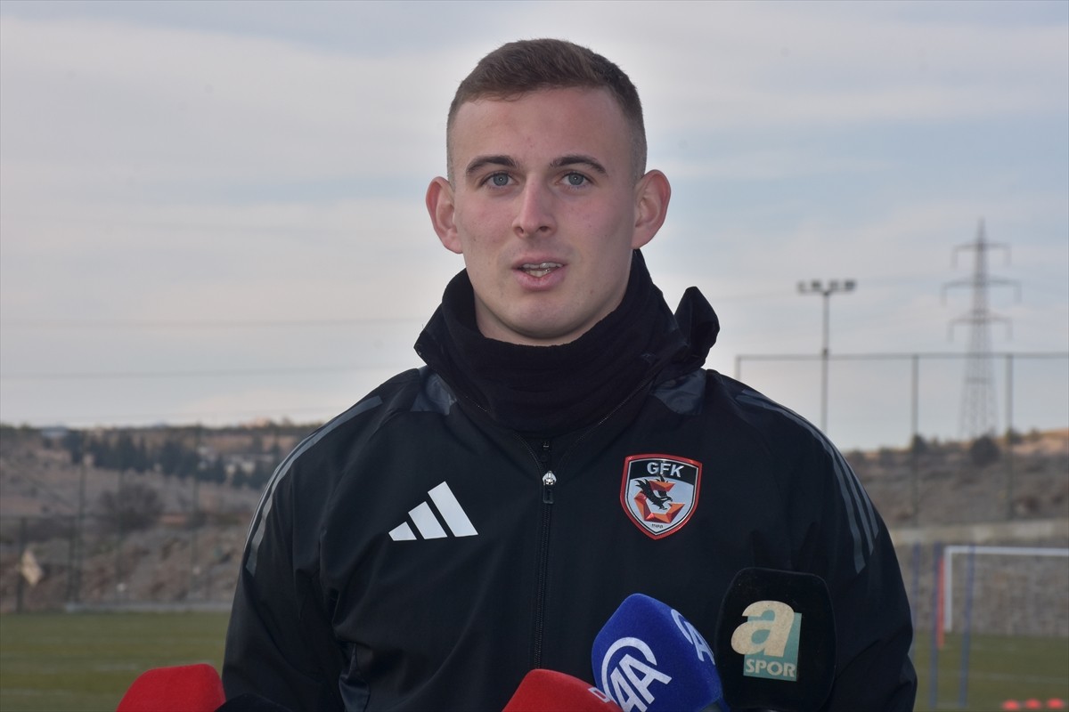 Gaziantep FK futbolcularından orta saha oyuncusu Kacper Kozlowski (fotoğrafta), kulüp...