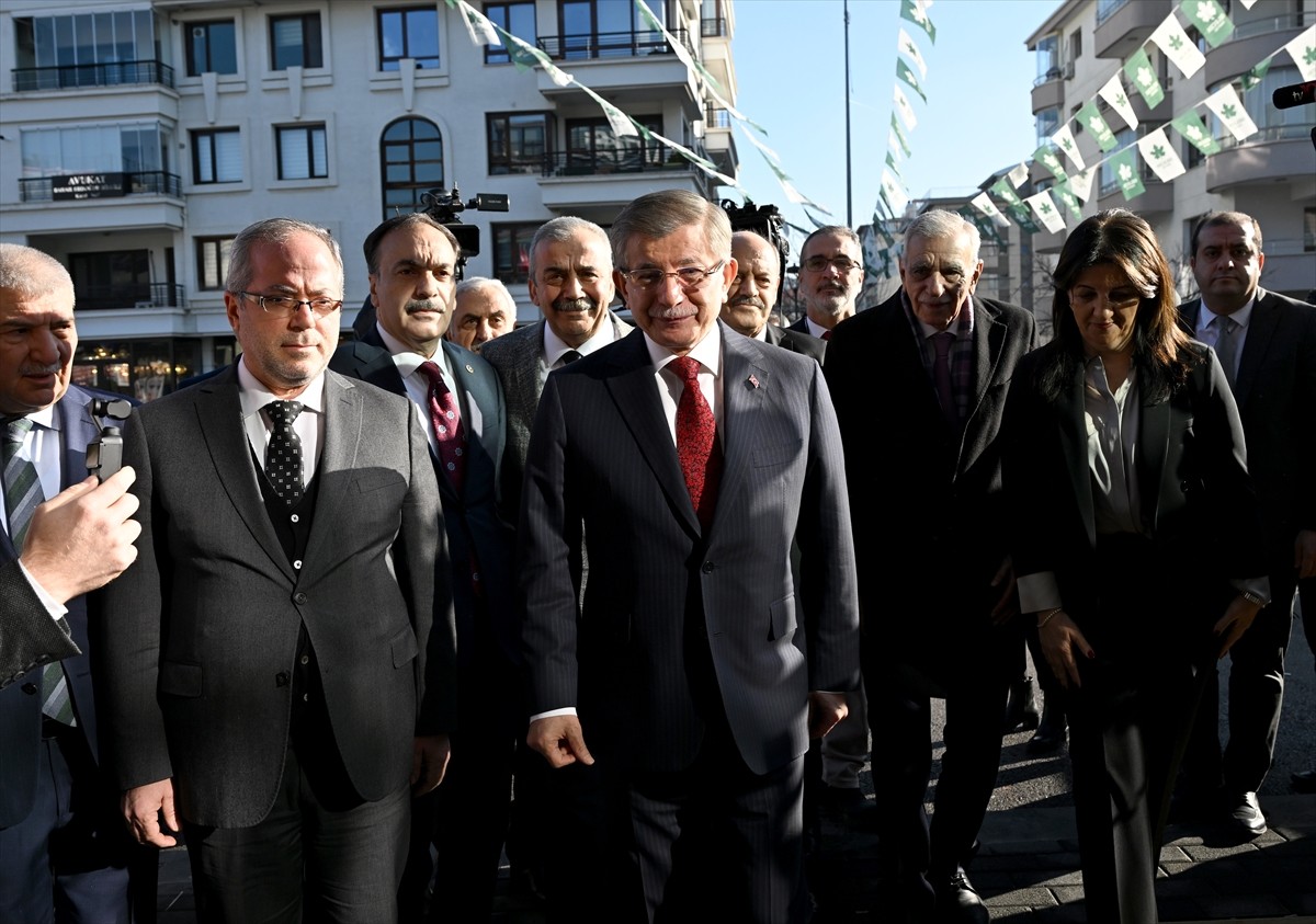 Gelecek Partisi Genel Başkanı Ahmet Davutoğlu DEM Parti heyetiyle görüştü. Gelecek Partisi Genel...