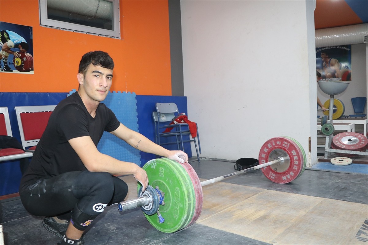 Gençler ve yıldızlarda dünya ve Avrupa şampiyonluğu yaşayan 17 yaşındaki milli halterci Ramazan...